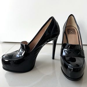 Pour La Victoire black patent leather loafer heel, size 8.